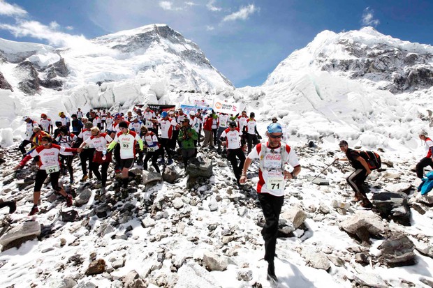 EVEREST Maraton ob vznožju najvišje gore na svetu Everest je seveda tek na najvišji morski višini na svetu. Začetek teka …