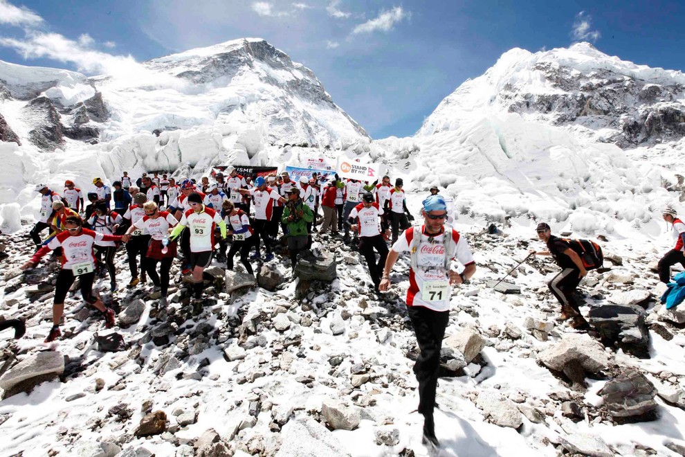 EVEREST Maraton ob vznožju najvišje gore na svetu Everest je seveda tek na najvišji morski višini na svetu. Začetek teka …