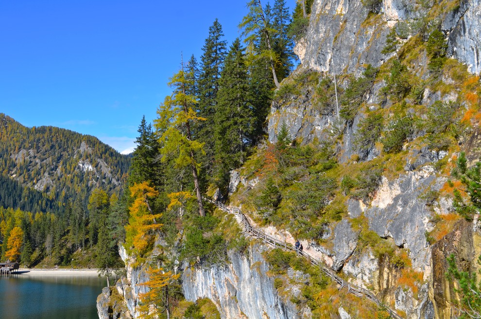 Jezero se nahaja na poti med mestoma Toblach in Bruneck.