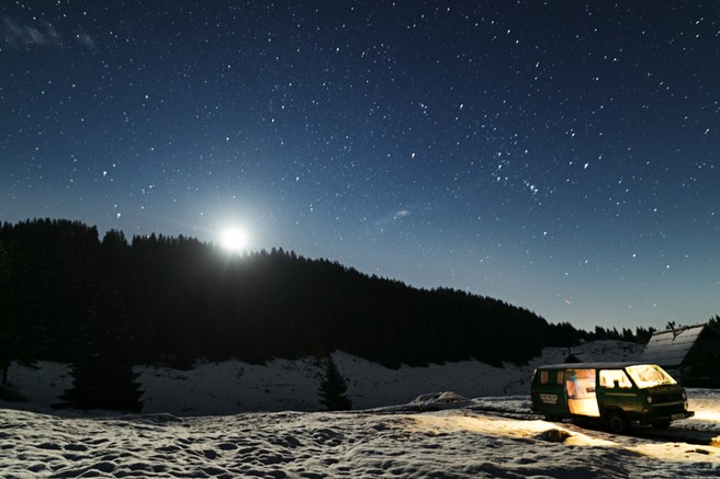 Foto: Jasna noč in prvi sneg na Zajamnikih
