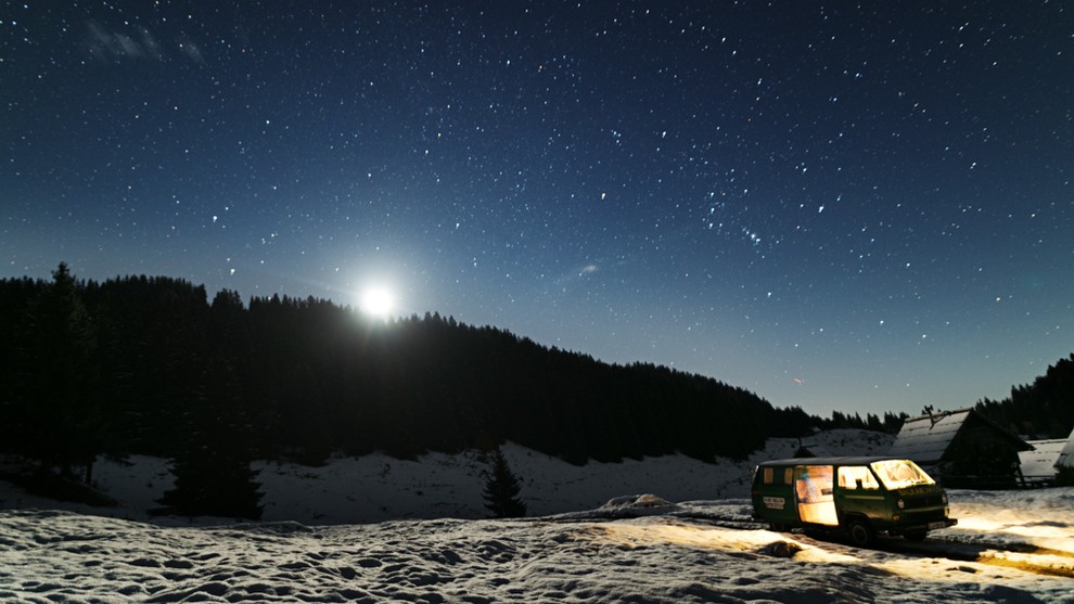 Foto: Jasna noč in prvi sneg na Zajamnikih