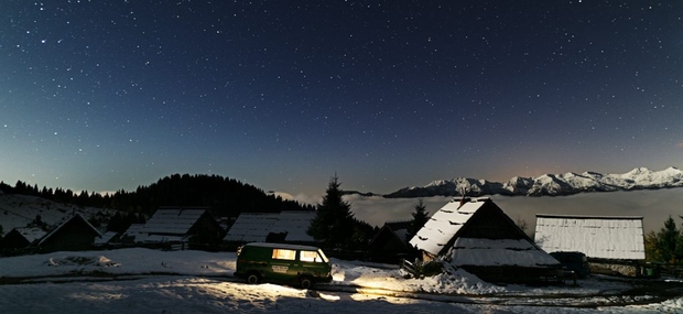 Foto: Jasna noč in prvi sneg na Zajamnikih