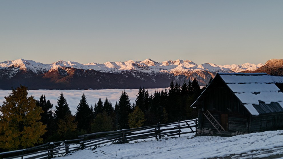 Foto: Jasna noč in prvi sneg na Zajamnikih