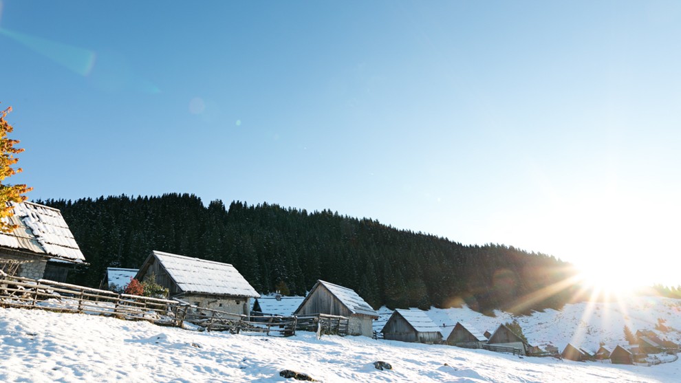 Foto: Jasna noč in prvi sneg na Zajamnikih