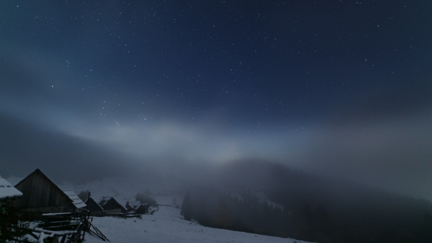 Foto: Jasna noč in prvi sneg na Zajamnikih