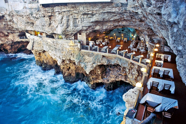 GROTTA PALAZZESE Bari, Italija Kaj pravite na večerjo v jami, ki jo je v skale izklesala narava? Morje je v …