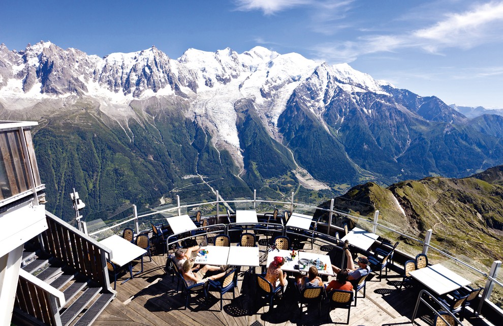 LE PANORAMIC Chamonix, Francija Restavracija je na vrhu gore na 3.000 metrih nadmorske višine v francoskih Alpah, nad prekrasnim krajem …