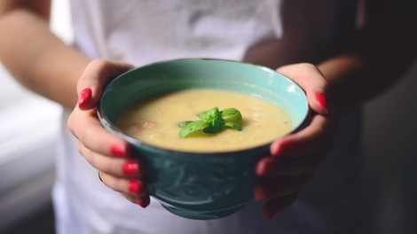 Pogrejte se s kremno juho iz koromača, korenja in krompirja