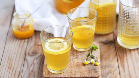 Recept proti depresiji: Topla limonada s kurkumo
