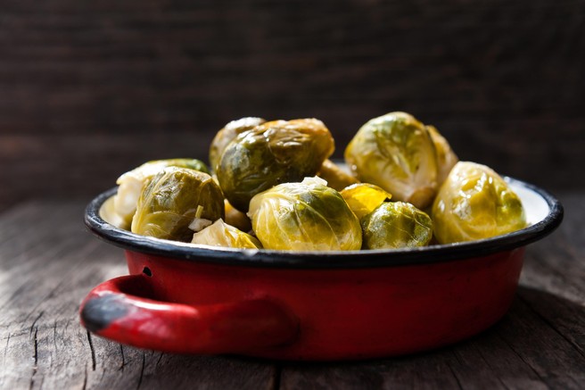 RECEPT: Pečen brstični ohrovt s sončničnimi semeni