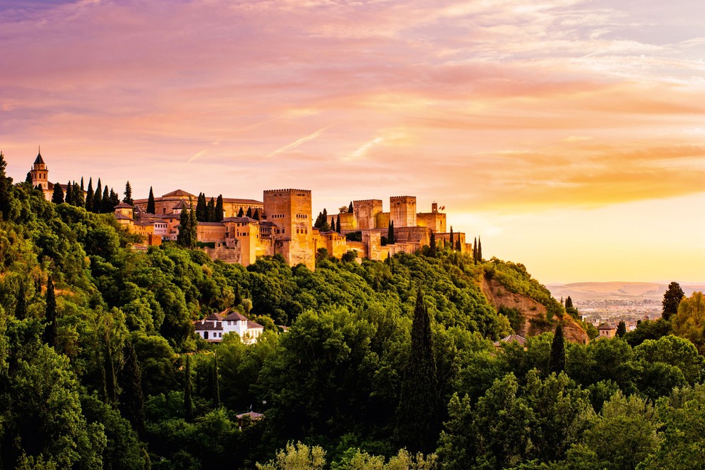 ALHAMBRA V GRANADI Bela, živahna, mladostna Granada je pod vznožjem gorske verige Sierra Nevada na stičišču štirih rek. Nič čudnega, …