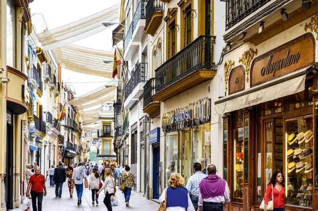 NAKUPOVANJE Najbolj znana nakupovalna ulica v Sevilli je lepa ulica Calle Sierpes, kjer boste našli raznovrstne znamke oblačil in obutve, …