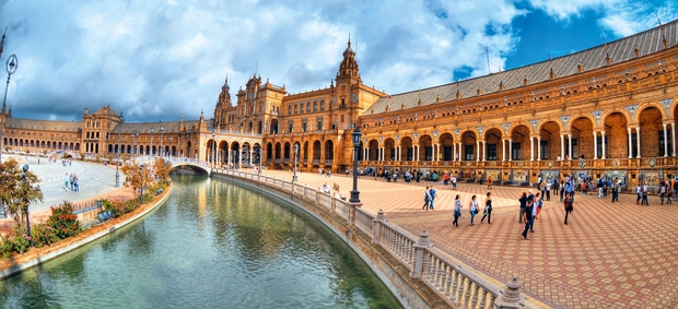 ZNAMENITOSTI V SEVILLI Ah, Sevilla, čudovita Sevilla. Glavno mesto Andaluzije je staro več kot 2.200 let, zato ima res veliko …