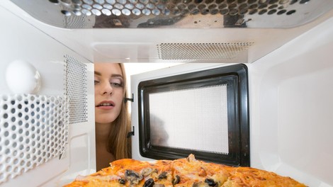 Preskakovanje tega koraka pri pogrevanju ostankov hrane lahko povzroči razvoj nevarnih bakterij, opozarjajo strokovnjaki za varnost živil