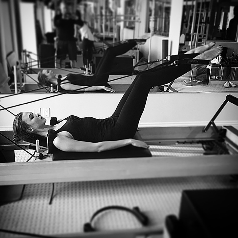 izvaja pilates.