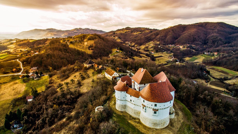 Veliki tabor, Hrvaška Le dobra dva kilometra od slovenske meje pri Podčetrku stoji na vrhu 342 metrov visokega, lahko dostopnega …