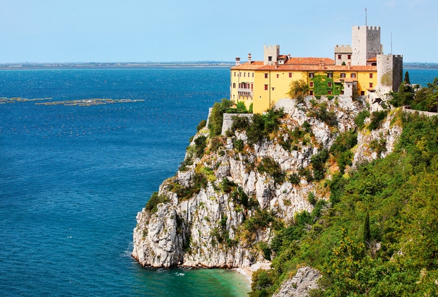 Devin, Italija Ob naselju Devin na severnem delu tržaškega zaliva se na pečini bohoti Devinski grad iz leta 1389. Grad …