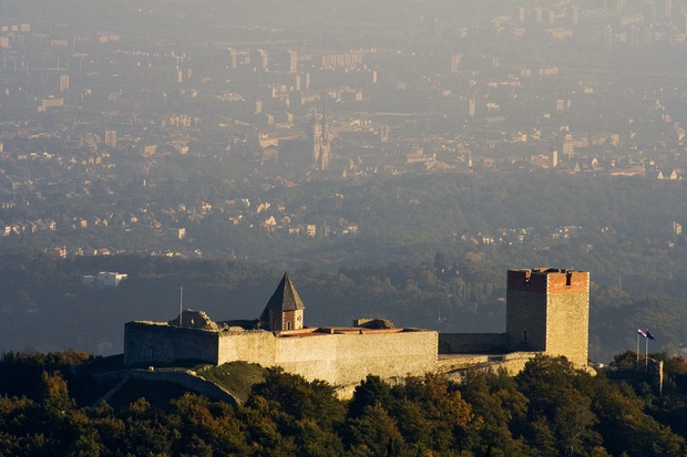 Medvedgrad, Hrvaška Na vrhu hriba Mali Plazur na severu Zagreba stoji slikovit srednjeveški grad Medvedgrad, ki bedi nad Zagrebom že …