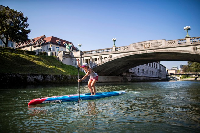 Naša najboljša suparka Manca Notar je na deski preveslala Ljubljanico. Nastal je tale čudovit video!