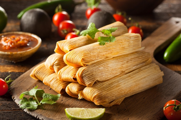 Gvatemala, Dominikanska republika, Mehika, Panama: Tamales - jed, pripravljena iz testa, polnjenega z različnimi nadevi: mesnimi, sirnimi, zelenjavnimi ali sadnimi. …