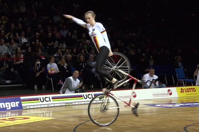 Umetnostno kolesarjenje: Poglejte, kaj pomeni obvladati kolo! (foto: YouTube |  UCI PrtScr)