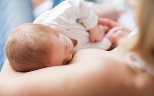 Dojenje je koristno tako za otroka, kot tudi za mamo