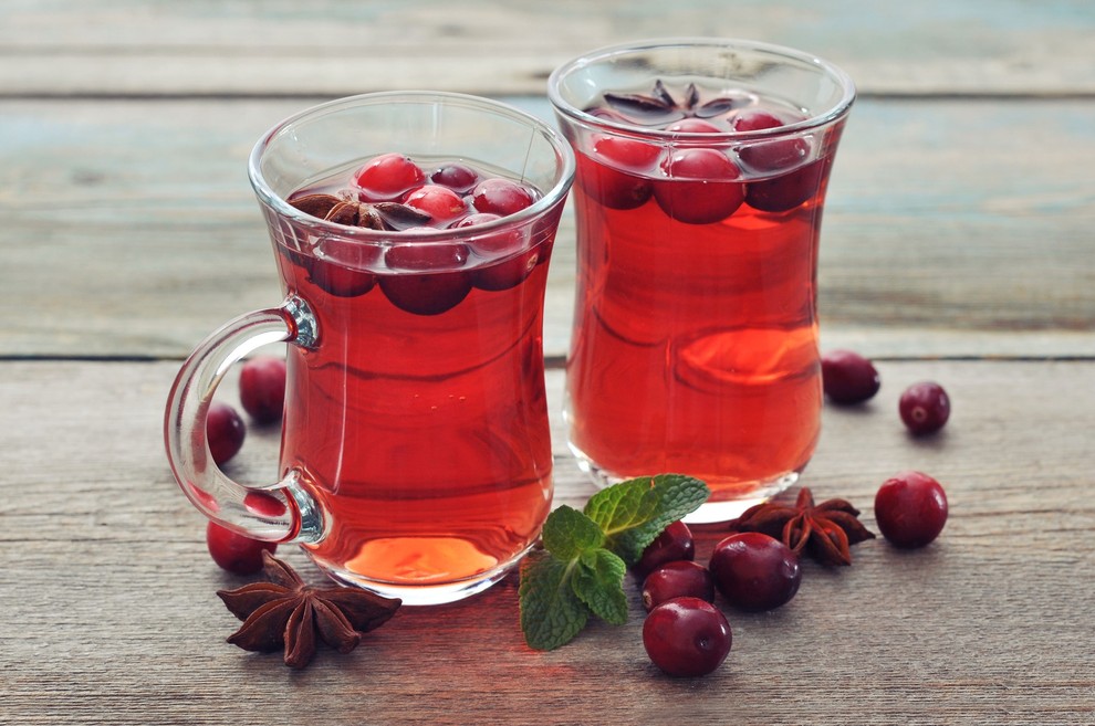 BRUSNIČNI ČAJ Za 1 liter potrebujete: • 8 žlic brusnic, • 8 čajnih vrečk sadnega čaja, • 4 žlice cvetličnega …