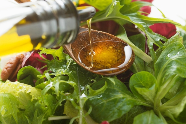 Solata z olivnim oljem: v njem prisotne maščobe pomagajo pri absorpciji vitaminov A, D, E in K. V maščobi topne …