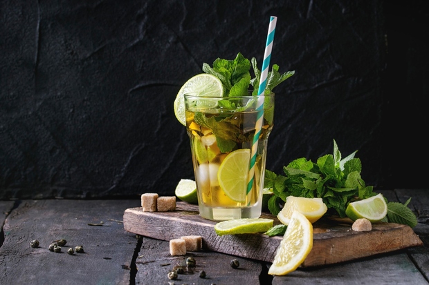 Sok limone spodbudi delovanje antioksidantov (katekina) v zelenem čaju.