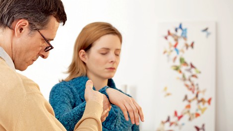 Hipnoterapija: Ali zdravljenje s pomočjo hipnoze res pomaga?