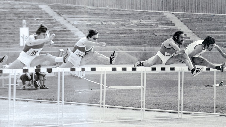 Janez Penca (drugi z leve) med nastopom v teku na 110 metrov z ovirami na jugoslovanskem državnem prvenstvu v atletiki sredi 70. let. (foto: Goran Antley, osebni arhiv Janeza Pence)