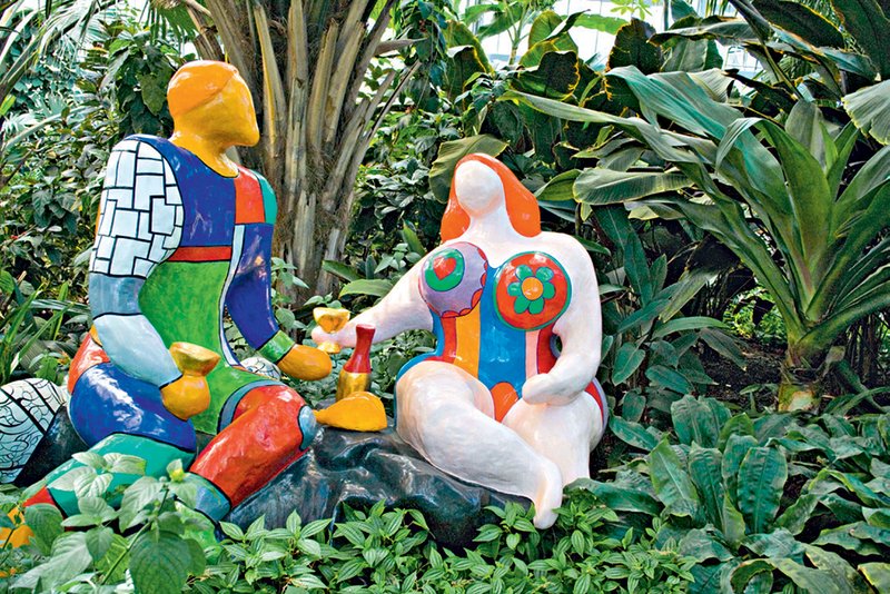 NIKI DE SAINT PHALLE TAROT PARK

Grosseto, Toskana, Italija

Slavna francoska umetnica Niki de Saint Phalle (1930–2002) je med toskanskimi griči postavila 22 skulptur, ki temeljijo na tarot kartah ter so prekrite s steklom in keramiko. Idejo je dobila pri podobnih parkih, kot so: Gaudijev Park Guell v Barceloni, Parco dei Mostri v Rimu, Palača Idéal Ferdinanda Chevala ter Stolpi Simona Rodia, ki so v Los Angelesu. Park je se začel postavljati leta 1979, za obiskovalce pa je odprt od leta 1998 ter je znana izletniška točka ljubiteljev umetnosti. Več na ilgiardinodeitarocchi.it. (foto: Profimedia)