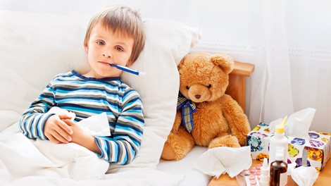 Prepoznajte znake: Ima otrok gripo ali prehlad?