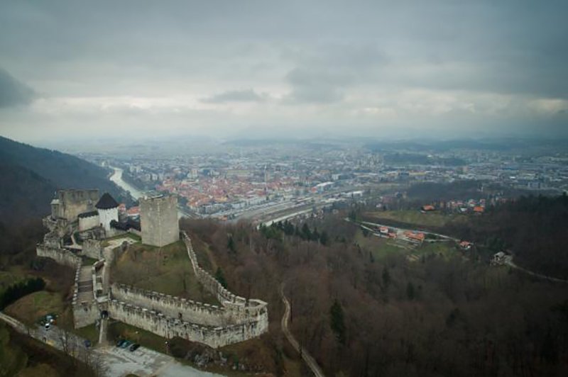 Celjski grad in mesto Celje  (foto: Anže Malovrh/STA)