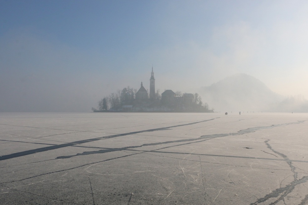 FOTO: Mistično zaledenelo Blejsko jezero. Ste bili tam?