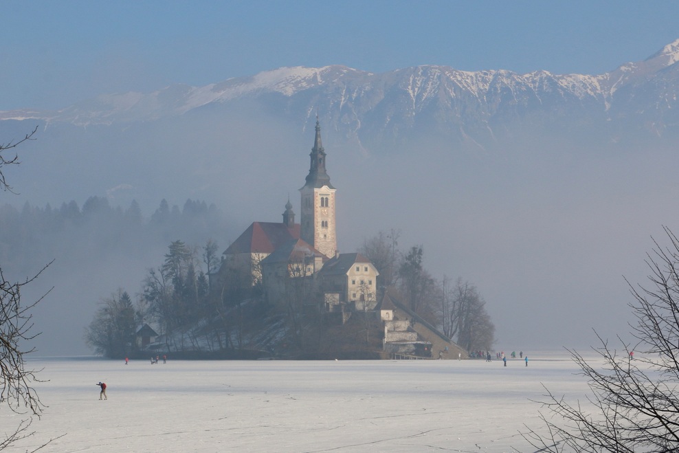 FOTO: Mistično zaledenelo Blejsko jezero. Ste bili tam?