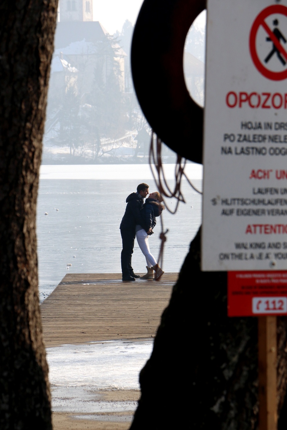 FOTO: Mistično zaledenelo Blejsko jezero. Ste bili tam?