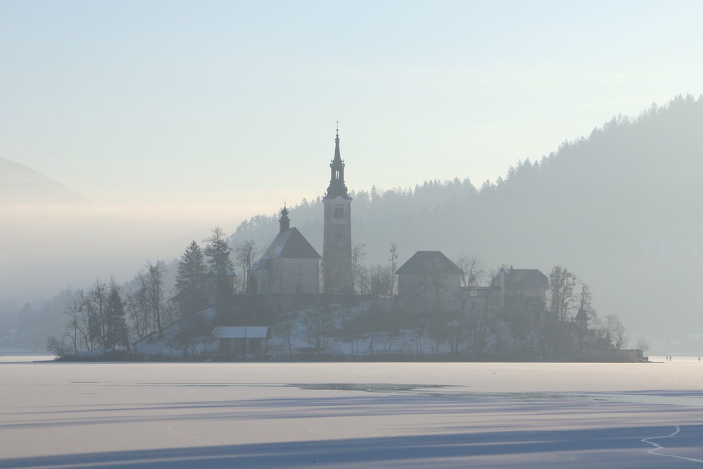FOTO: Mistično zaledenelo Blejsko jezero. Ste bili tam?