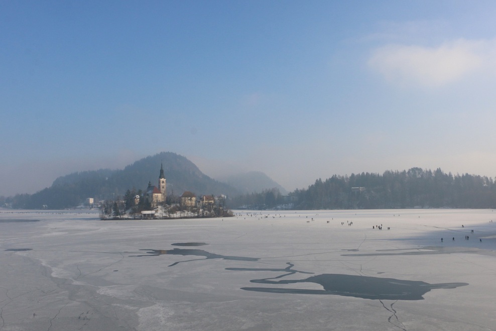 FOTO: Mistično zaledenelo Blejsko jezero. Ste bili tam?