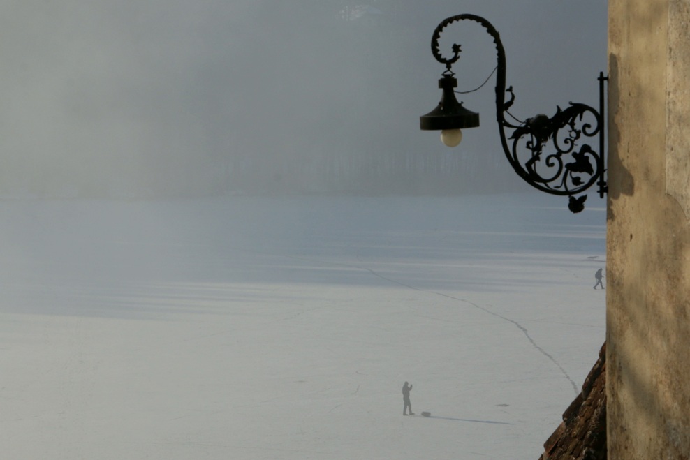 FOTO: Mistično zaledenelo Blejsko jezero. Ste bili tam?