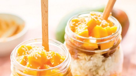 RECEPT: Mlečni riž z mangom in datljevo karamelo