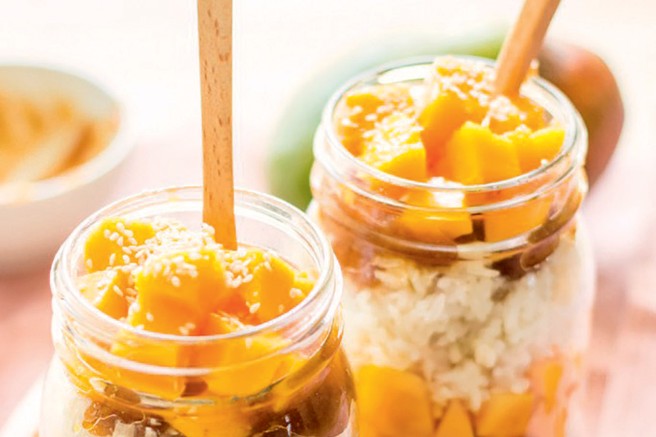 RECEPT: Mlečni riž z mangom in datljevo karamelo