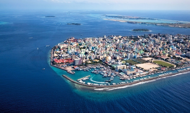 Maldivi Ob omembi Maldivov pomislimo na rajske bele peščene plaže, sanjske dopustniške hiške na vodi, koralne grebene in kristalno modrino …