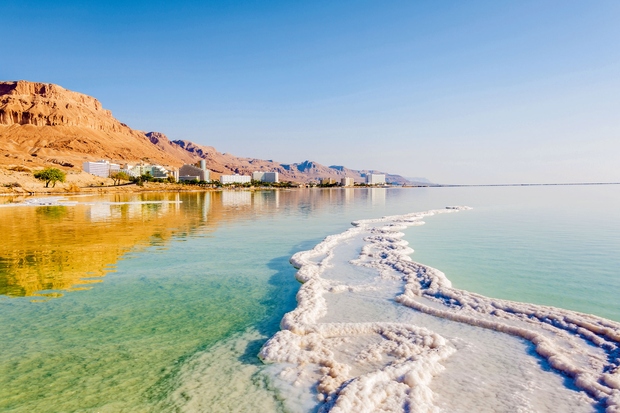 Mrtvo morje Ste si vedno želeli doživeti Mrtvo morje, tako kot tisti zabavni bralec časopisa na fotografiji iz starih učbenikov? …