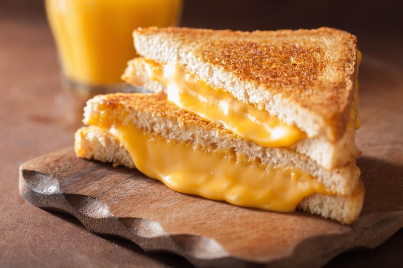 Topljeni sir v lističih ni pravi sir (foto: Profimedia)