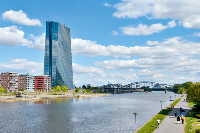 Frankfurt: Evropski Manhattan z muzejskim bregom in največjim knjižnim sejmom