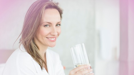 Zakaj bi si morali kozarec vode privoščiti ob določeni uri?