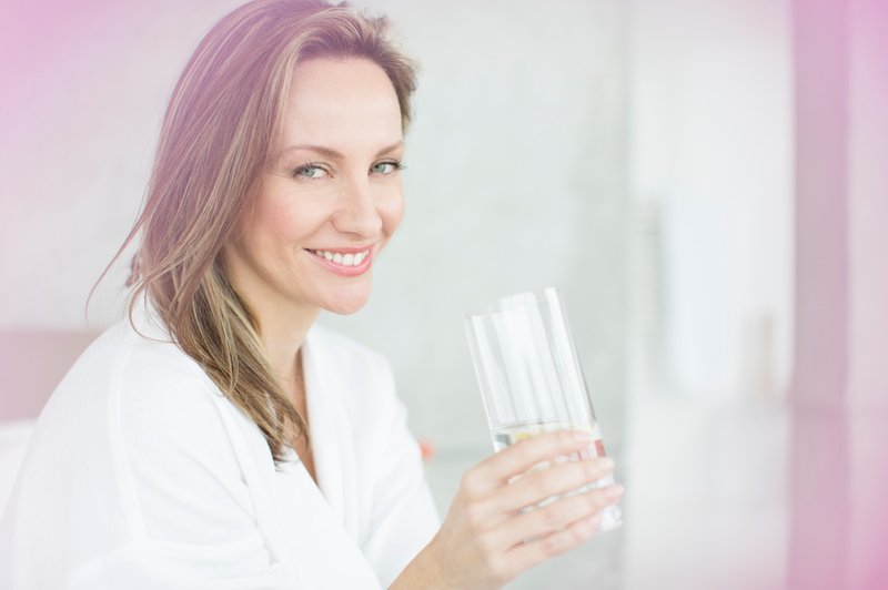 Zakaj bi si morali kozarec vode privoščiti ob določeni uri? (foto: Profimedia)