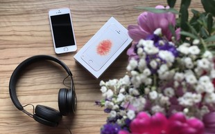 NA TESTU: Novinarka Tjaša je preizkusila iPhone SE, ob katerem v iStyle Slovenija sedaj dobiš še noro stajliš slušalke Beats EP
