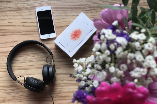 NA TESTU: Novinarka Tjaša je preizkusila iPhone SE, ob katerem v iStyle Slovenija sedaj dobiš še noro stajliš slušalke Beats EP